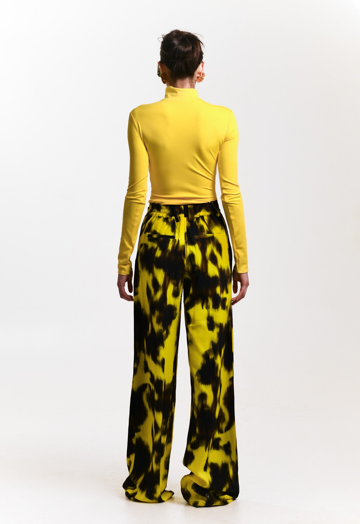 Pantalones AKNVAS estampados
